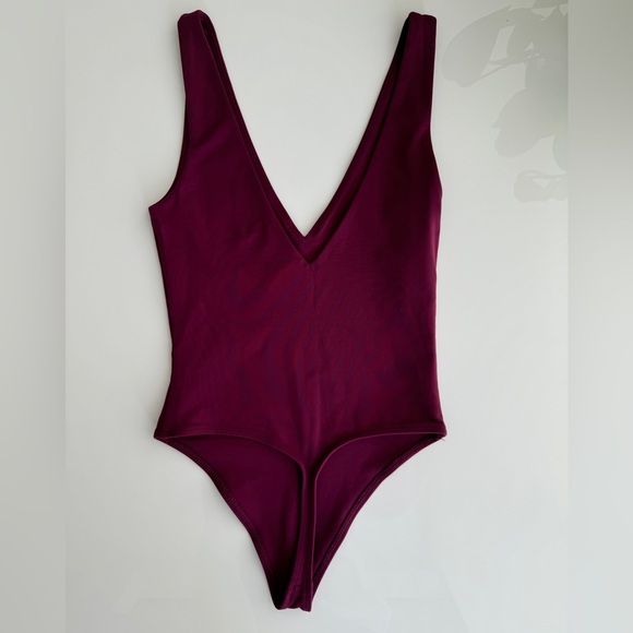 Aritzia BABATON Contour Body Suit Tank - Deep V - Size Extra Small - Picture 2 of 2